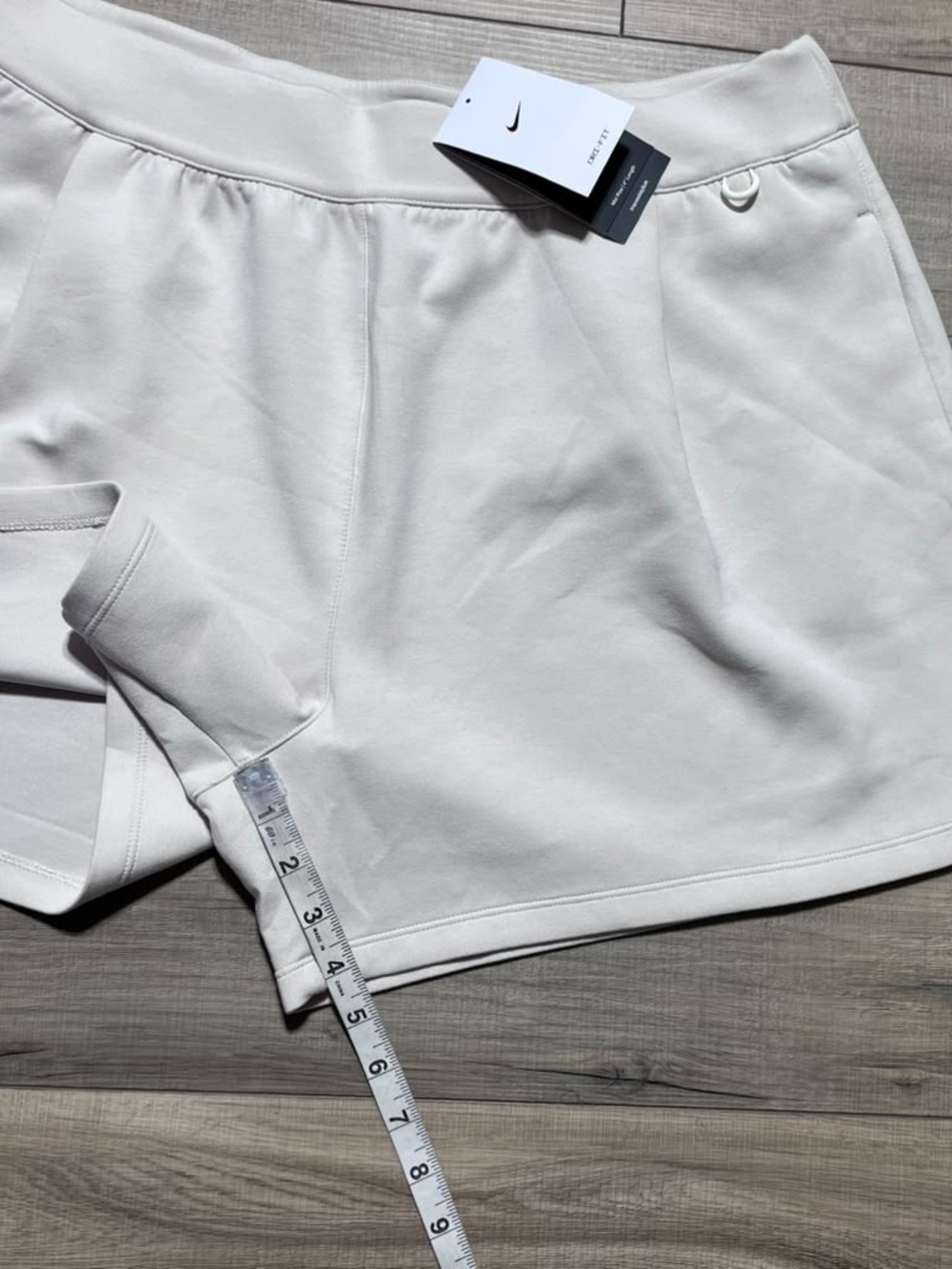 Nike Womens 24.7 Impossiblysoft Mid-Rise Loose 4” Shorts Size XL Light Cream - Picture 7 of 16